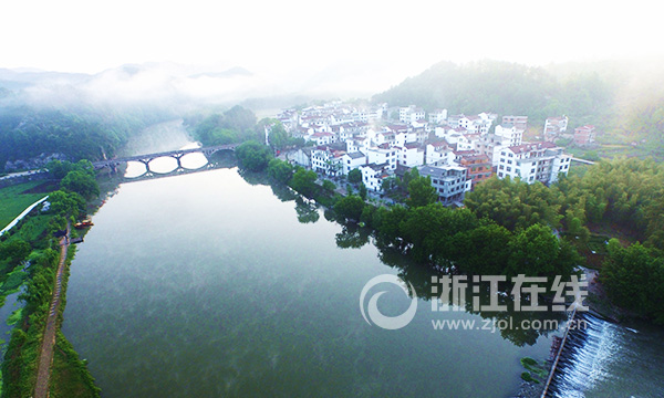 模特张皙婧被封为宅男性感女神_星空官方网站(图1) 星空官方网站