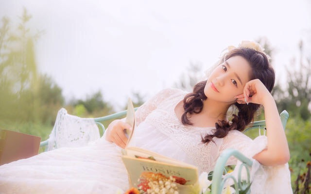 温雅漫步街头诗意自在 孕期传递女性力量:星空app官网(图1) 星空app官方网页